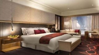 酒店為何要把被子尾端壓在床墊下